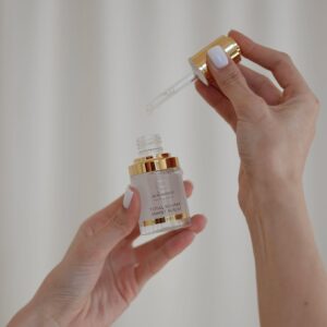 aurumaris-professional-total-remake-smart-serum-modelka-dlonie-otwarte