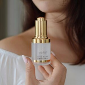 aurumaris-professional-total-remake-smart-serum-modelka-twarz-dlon